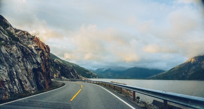 水体旁的混凝土公路和山地
